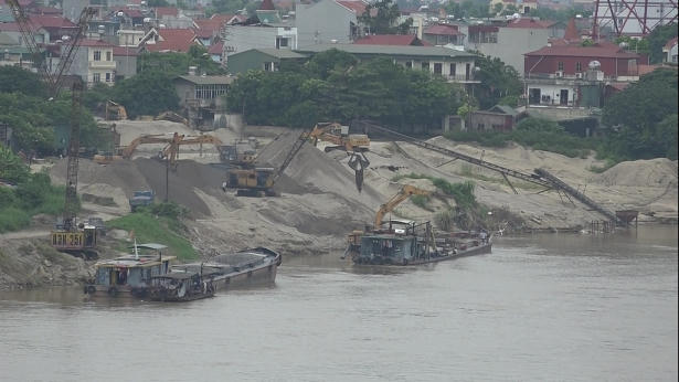 Máy xúc đang đưa cát xuống tàu trong khu vực Công ty Vật liệu Xây dựng Hà Nội vào chiều 13/8. Ảnh: TL