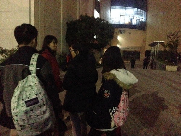 Hình ảnh người dân vật vạ dưới sân sau hỏa hoạn.