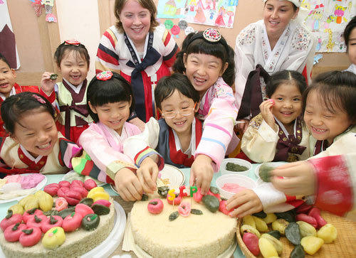 Trẻ em Hàn Quốc được mặc trang phục truyền thống trong dịp Tết Trung Thu. Ảnh: visitkorea.org.vn