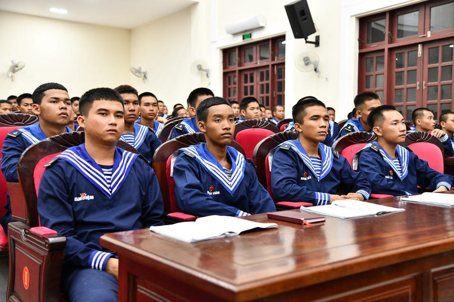 Chiến sĩ mới chăm chú lắng nghe nội dung