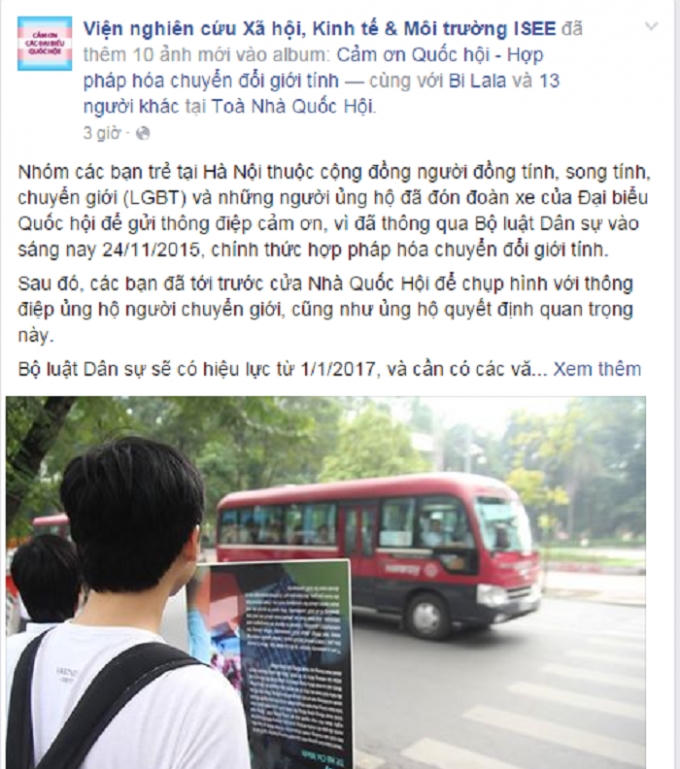 Chờ xe của các Đại biểu Quốc hội đi qua để gửi thoogn điệp cảm ơn.