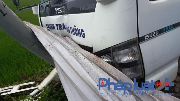 Sau khi mất lái, xe Thanh tra giao thông tỉnh Vĩnh Phúc đâm gãy cột đèn (Ảnh: ĐT)