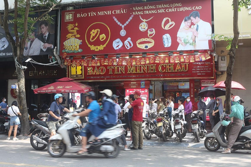 Hình ảnh người dân xếp hàng mua vàng trước một số cửa hàng bán vàng lớn tại Hà Nội trong tuần qua. Ảnh Hải Lê.