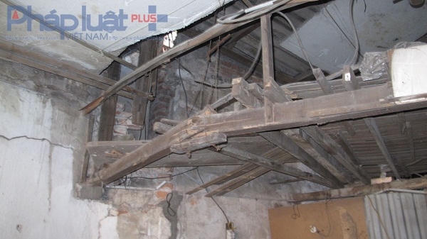 Những cây gỗ đã bị mục ruỗng được gia đình Nga gia cố nhưng chỉ là tạm thời. Việc gia cố này rất nguy hiểm vì ngôi nhà có thể sập bất kỳ lúc nào.