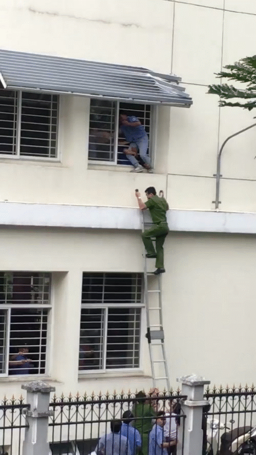 Công an cùng người dân giải cứu nam sinh - Ảnh cắt từ clip