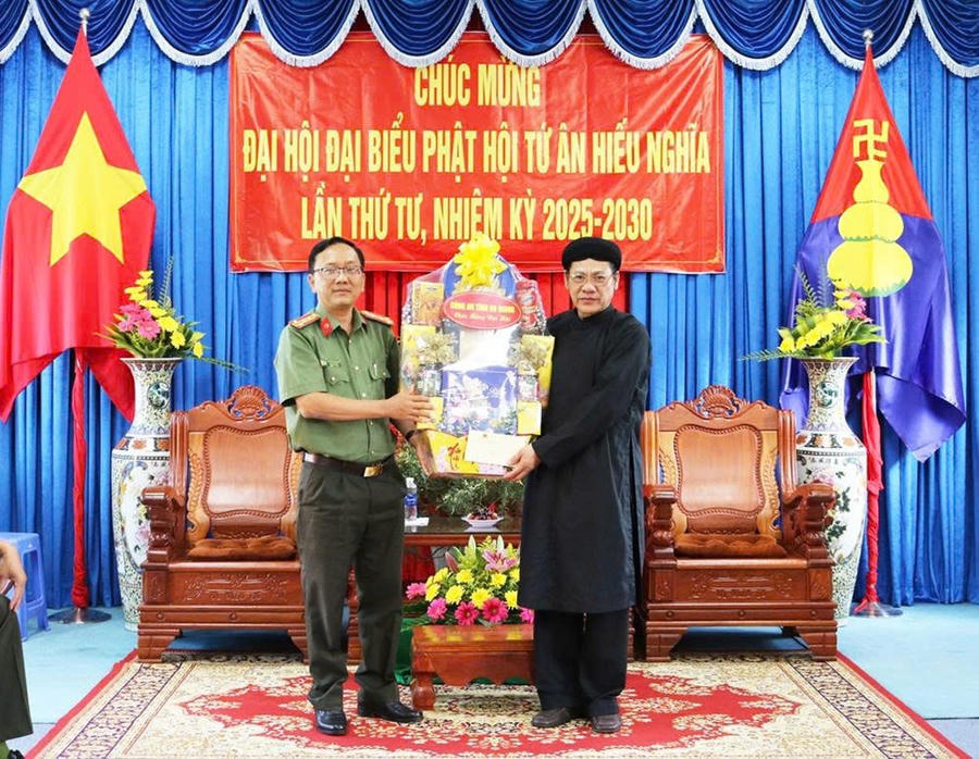 Đại tá Huỳnh Thanh Lâm - Phó Giám đốc Công an tỉnh An Giang tặng quà chúc mừng Ban Trị sự Trung ương Phật hội Tứ Ân Hiếu Nghĩa