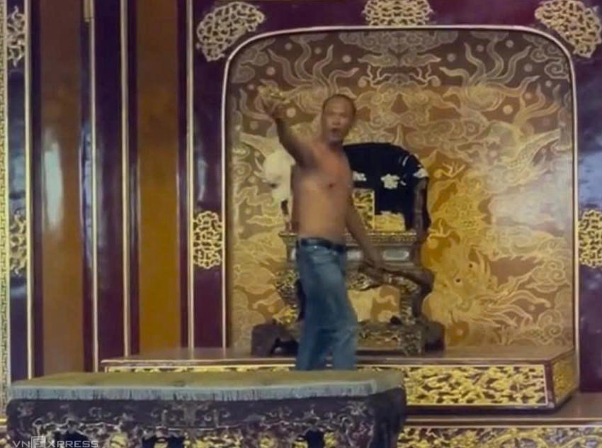 Hồ Văn Phương Tâm ở trần, có biểu hiện bất thường sau khi bẻ gãy ngai vàng triều Nguyễn. (Ảnh: VnExpress)