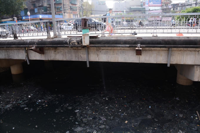 Đương đầu với sự ô nhiễm nặng nề, để giải cứu được những con sông chết này cần có sự quyết tâm của chính quyền và sự chung tay của người dân trong khu vực. 