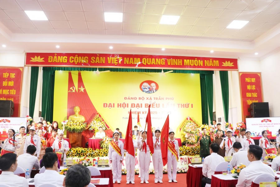 Đoàn đại biểu đại diện các tầng lớp nhân dân xã Trần Phú chào mừng Đại hội.