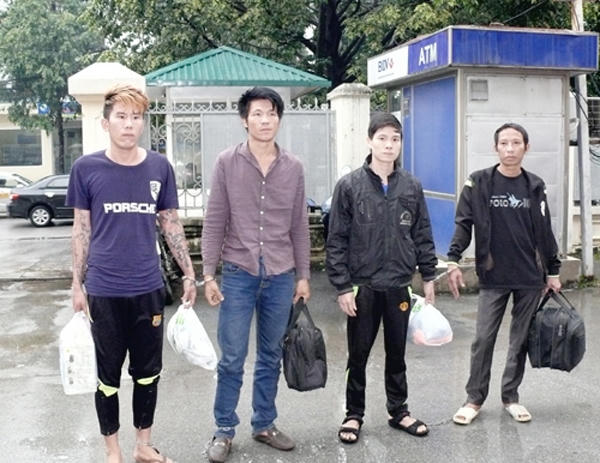 4 đối tượng bị truy nã dẫn giải về Thanh Hoá điều tra (Ảnh: Công an Thanh Hoá)