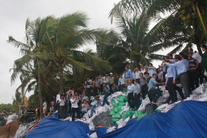 Phó Thủ tướng thị sát bờ biển Cửa Đại