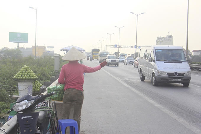 Những gánh hàng rong như thế này không chỉ gây mất mỹ quan mà còn tiềm ẩn nhiều nguy cơ tai nạn giao thông