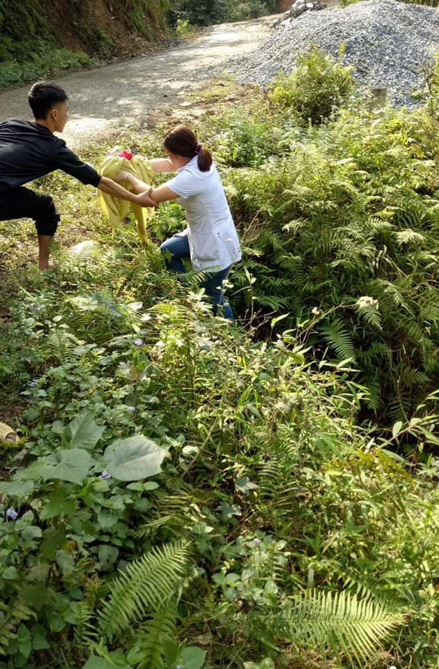 Bác sĩ bế bé gái lên trên mặt đường