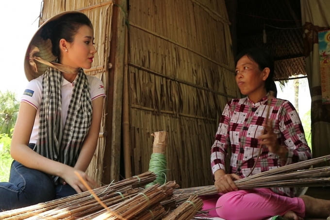Hoa hậu Việt Nam 2016: Trấn Thành ôm chầm thí sinh giống Hoa hậu Nguyễn Thị Huyền để tỏ lòng ngưỡng mộ