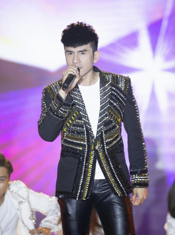 Ca sĩ Đan Trường biểu diễn.