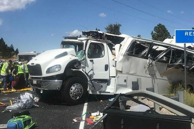 Chiếc xe buýt chở khách du lịch bị tai nạn