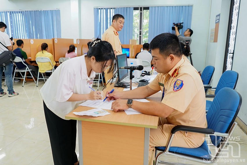 Thí sinh làm thủ tục trước khi bắt đầu phần thi lý thuyết. Ảnh: Báo Thái Nguyên