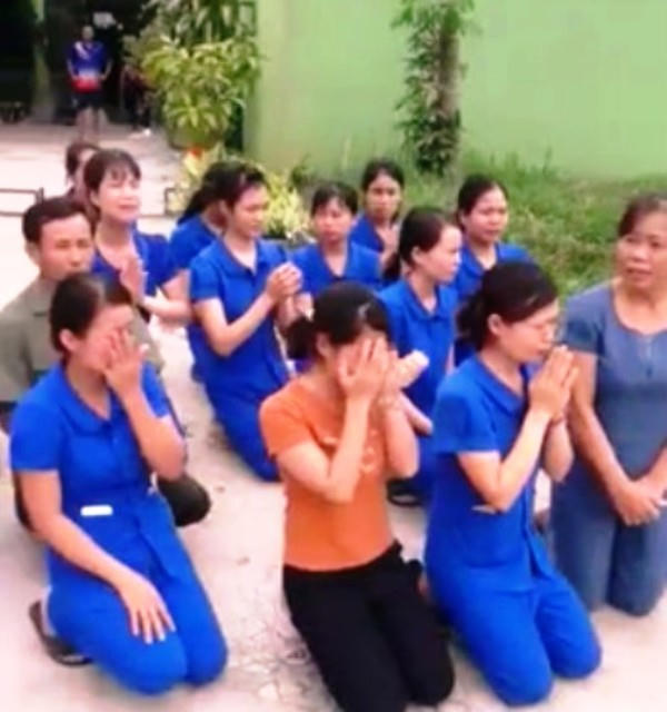 Hành động quỳ gối để xin tiếp tục được dạy học của nhiều giáo viên đã nhận được nhiều ý kiến ngược chiều từ dư luận.