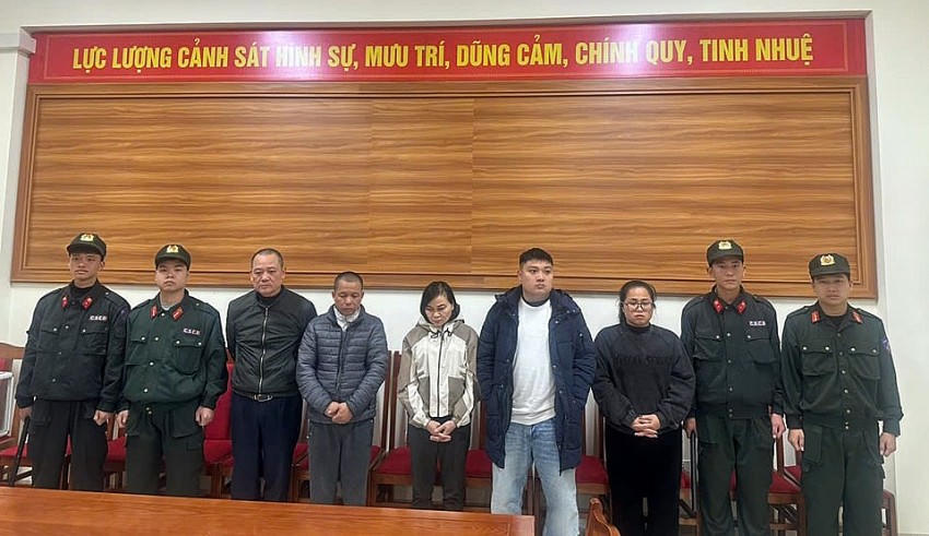 Các đối tượng bị bắt giữ tại cơ quan công an. (Ảnh: Công an Hà Giang)