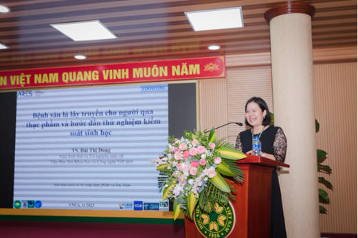 TS. Bùi Thị Dung, Viện Hàn lâm Khoa học và Công nghệ Việt Nam trình bày kết quả “Bệnh sán lá lây truyền cho người qua thực phẩm và bước đầu thử nghiệm kiểm soát sinh học”.