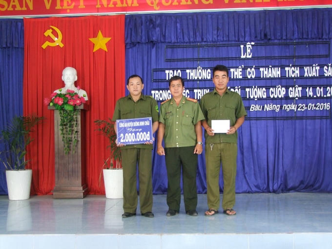 Thượng tá Nguyễn Tuấn Kết,  Phó trưởng CAH DMC trao thưởng cho CA xã Bàu Năng.