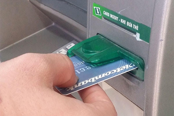 Vụ việc chủ thẻ Vietcombank bỗng dưng mất 500 triệu đồng chỉ qua một đêm đến nay vẫn chưa ngã ngũ (ảnh minh họa) - Ảnh: Ngô Vinh
