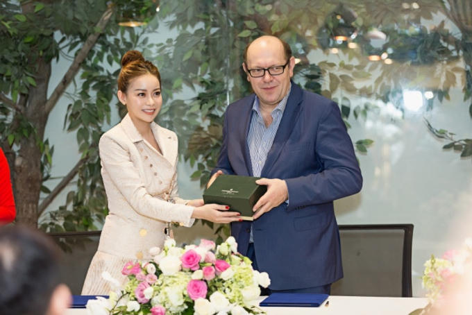 Hoa hậu Hải Dương và ngài chủ tịch Miss Supranational tại Việt Nam năm ngoái.