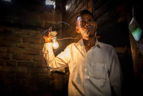 Naresh Kumar, 42 tuổi, khẳng định cơ thể của mình có khả năng cách điện, kể cả với dòng điện cao.