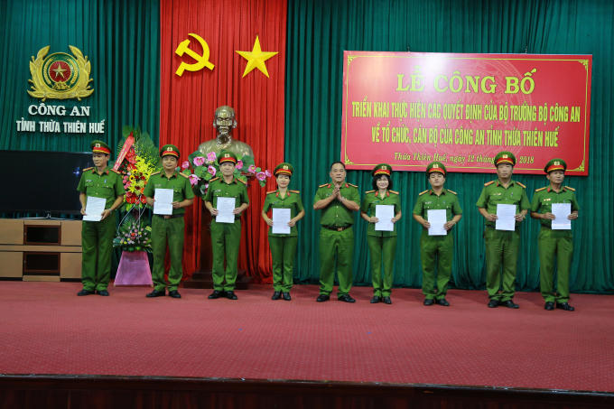 Đại tá Lê Văn Vũ - PGĐ trao quyết định.