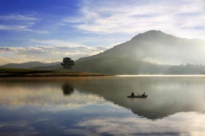Nằm ở độ cao 1500m so với mực nước biển, trên cao nguyên Lâm Viên, thuộc vùng tây Nguyên, Đà Lạt được thừa hưởng kiểu khí hậu miền núi ôn hòa, quanh năm mát mẻ. Thành phố này còn có rất nhiều những tên gọi khác như "Thành phố ngàn hoa", "Thành phố mộng mơ" hay "thành phố sương mù".
