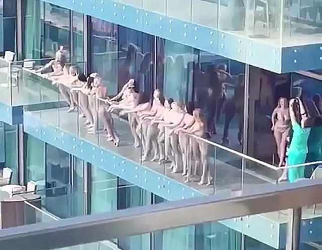Nhóm phụ nữ khỏa thân chụp hình trên ban công tại Dubai (Ảnh: Dailymail).