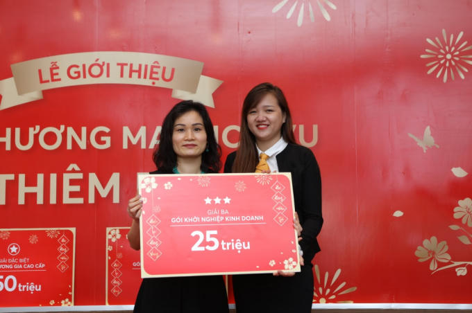 Niềm vui của khách hàng trúng giải tại buổi lễ.