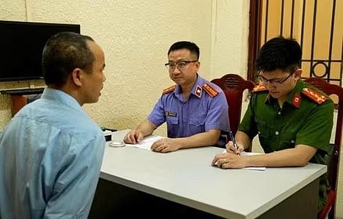 Cơ quan chức năng làm việc với đối tượng trong vụ án.