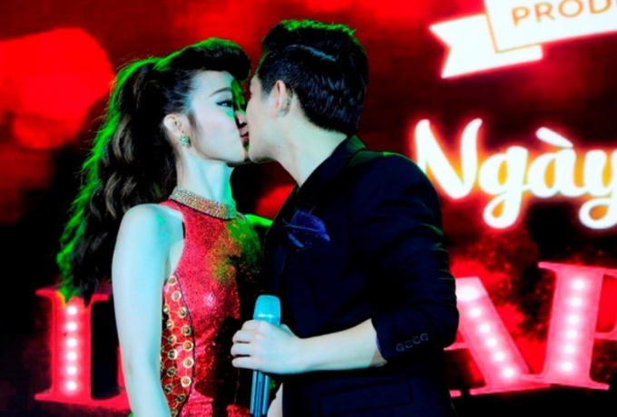 Cả 2 thể hiện tình cảm với nhau ngay cả trên sân khấu.