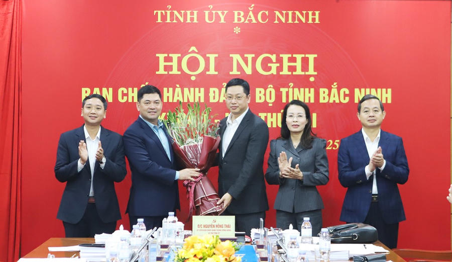 Các lãnh đạo tỉnh chúc mừng ông Trần Huy Phương.