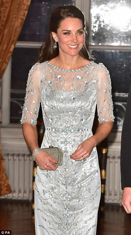 Công nương Catherine tỏa sáng trong một chiếc váy cầu kỳ của Jenny Packham, nhà thiết kế yêu thích của cô. (Ảnh: PA)