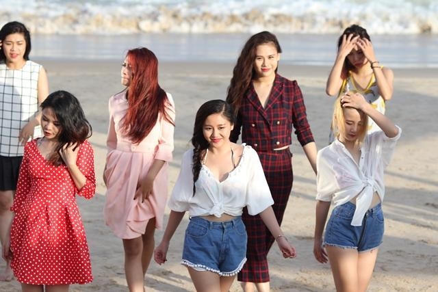 Single mới của Nguyễn Đức Cường và Văn Mai Hương được “nhận diện” bằng những hình ảnh ca từ về niềm vui, sự trải nghiệm, tin tưởng vào chính mình. Đây là đĩa đơn đánh dấu sự trở lại của bộ 3, đạo diễn Triệu Quang Huy, ca sĩ Văn Mai Hương và ca sĩ - nhạc sĩ Nguyễn Đức Cường.