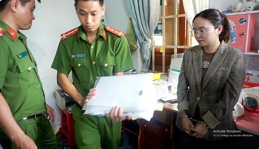 Công an khám xét và thu nhiều tài liệu liên quan tại trụ sở HTX Thanh Bình.