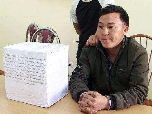 Lầu A Đàng cùng tang vật 10kg thuốc phiện bị thu giữ.