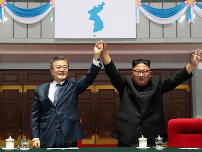 Tổng thống Moon (trái) và Chủ tịch Kim tại Bình Nhưỡng. Ảnh: REUTERS
