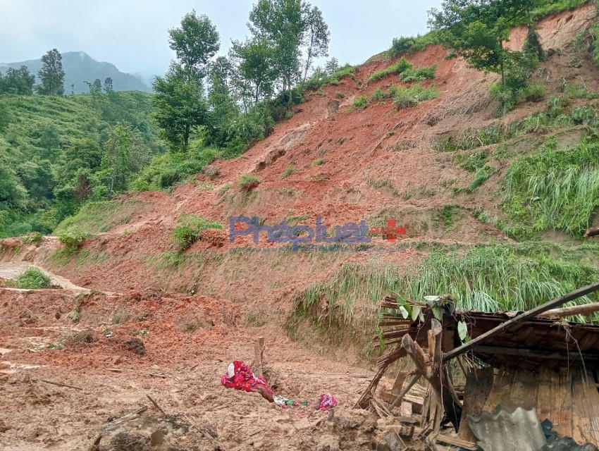 Hiện trường vụ sạt lở đất do mưa lũ kéo dài khiến 1 người tử vong.