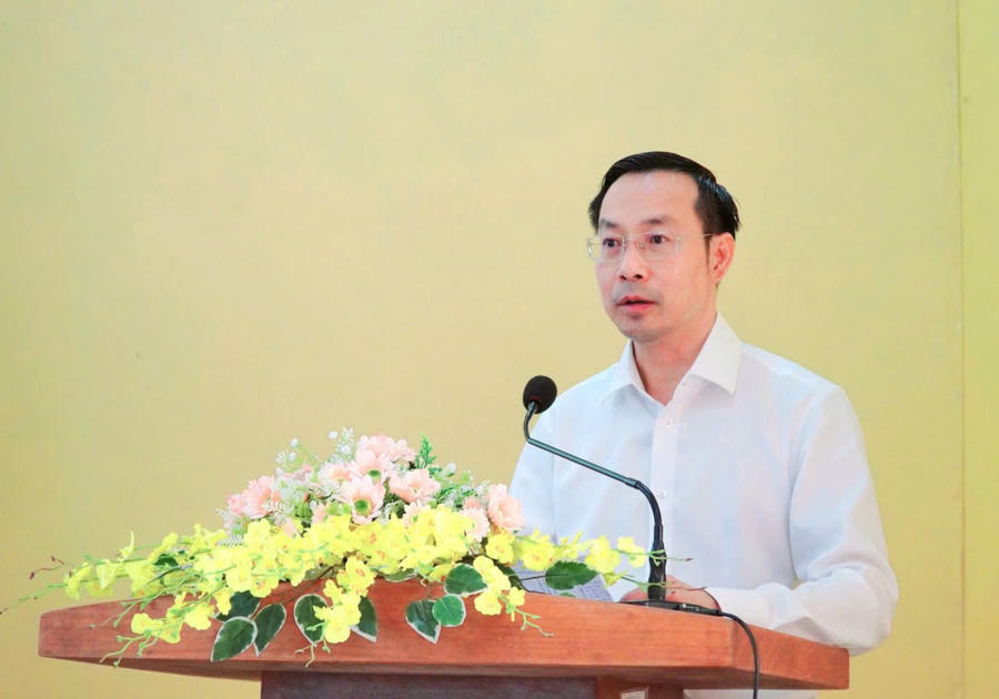 Phó Bí thư Thường trực Tỉnh ủy, Chủ tịch HĐND tỉnh An Giang Nguyễn Thanh Nhàn phát biểu tại buổi tiếp xúc cử tri (Ảnh: Văn Sĩ)