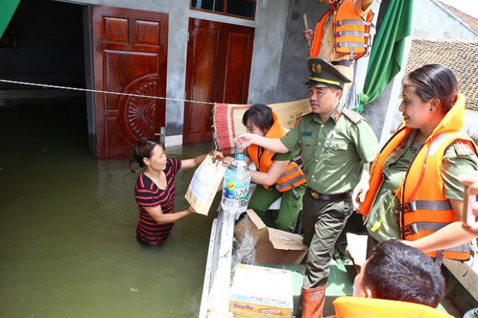 Trong ngày 31/7, các lực lượng kịp thời đưa nước uống, gạo, mì tôm đến các hộ dân, hỗ trợ nhân dân ổn định cuộc sống.