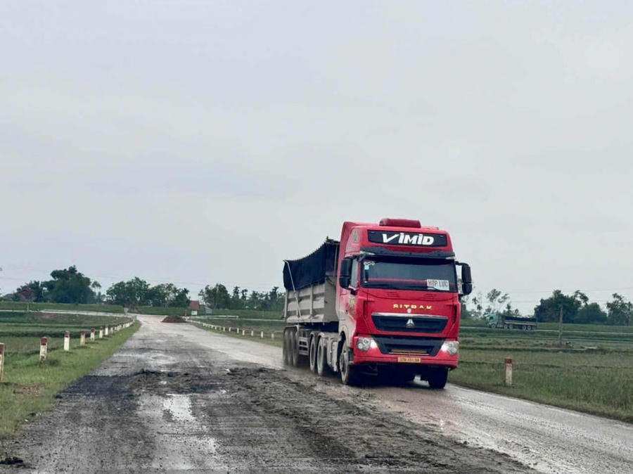 Tuyến đường liên xã mới được đưa vào sử dụng đã bị cày xéo, hư hỏng.