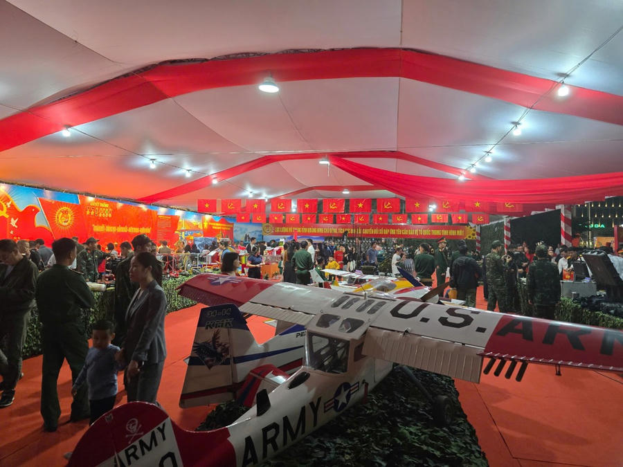 Đông đảo người dân và du khách đã tham quan các gian trưng bày, trải nghiệm các hoạt động văn hóa - nghệ thuật tại chuỗi sự kiện.