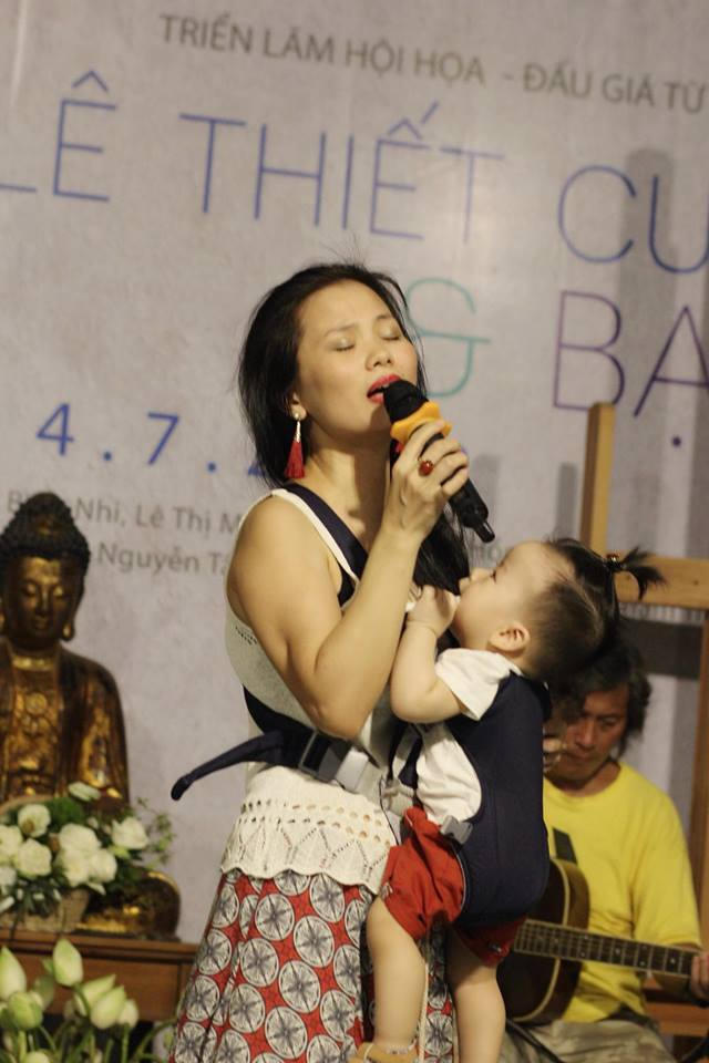 Hồng Hải bế con đi hát từ lúc 3 tháng tuổi.