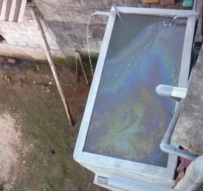 Bể nước lọc nước giếng khoan nhà anh Thiết sủi bọt do bị nhiễm asen vượt mức cho phép.