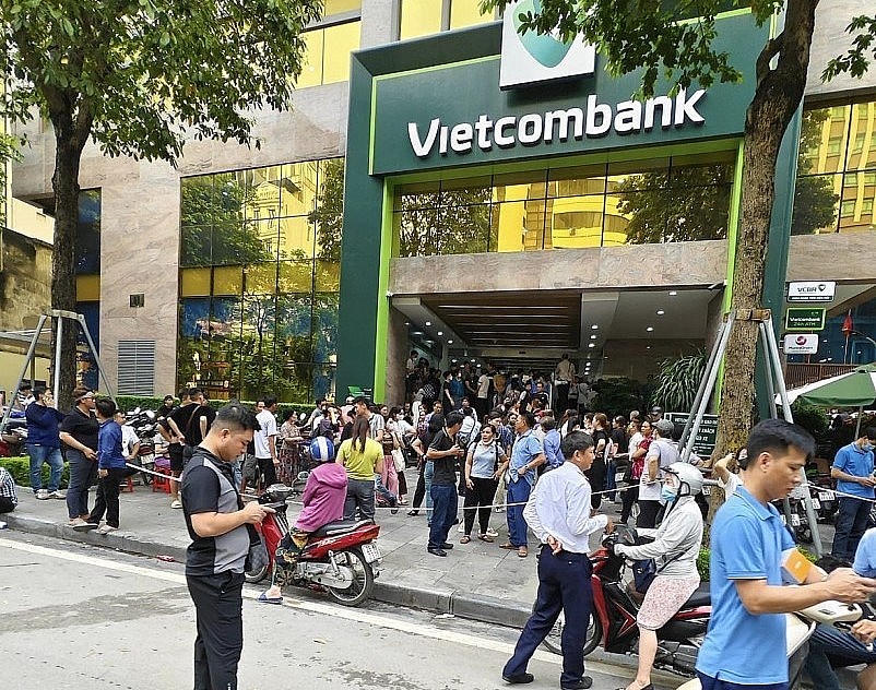 Ghi nhận tại một số chi nhánh như Vietcombank trên đường Láng Hạ cách đây ít tuần, diễn ra cảnh người dân xếp hàng đông nghẹt cả ngày để chờ mua vàng miếng. (Ảnh: Mai Quang Huy)