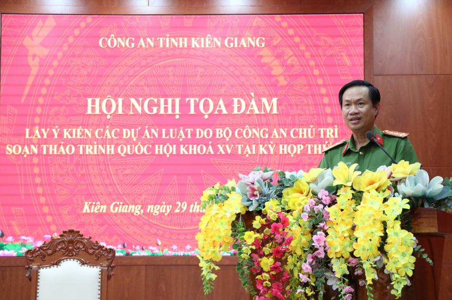 Đại tá Nguyễn Nhật Trường – Phó Giám đốc Công an tỉnh KiênGiang phát biểu tại hội nghị