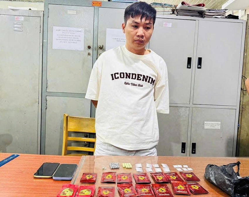 Nghi can Trần Đức Thiện cùng tang vật (CACC).